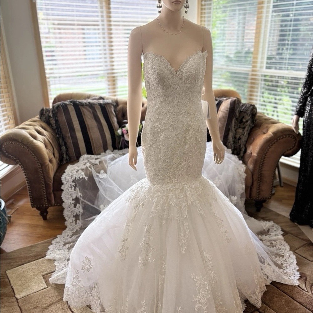 Maggie Sottero Ivory Lace Gown Size 8 NWT